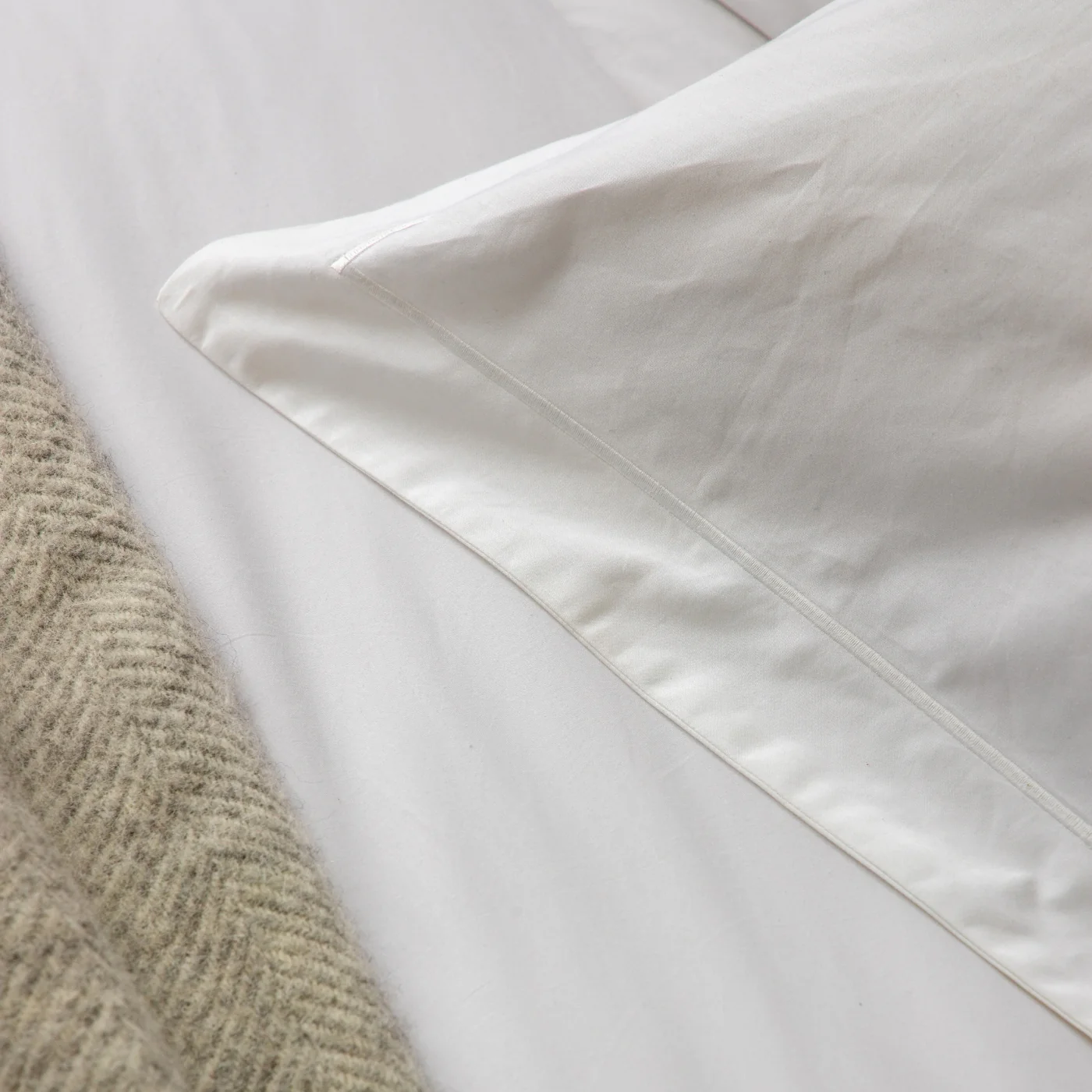 White 200 Thread Count Egyptian Cotton 30cm Standard Fitted Sheets - Image 3